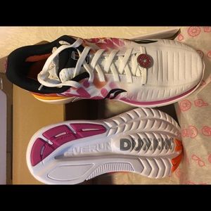 NEW Saucony X Dunkin Kinvara Women’s 8.5 medium